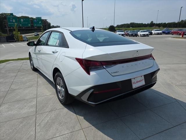 Hyundai Elantra Vehicle Full-screen Gallery Image 8