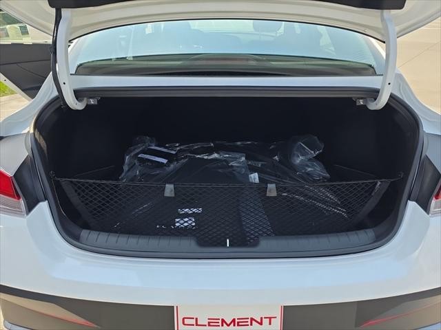 Hyundai Elantra Vehicle Full-screen Gallery Image 9