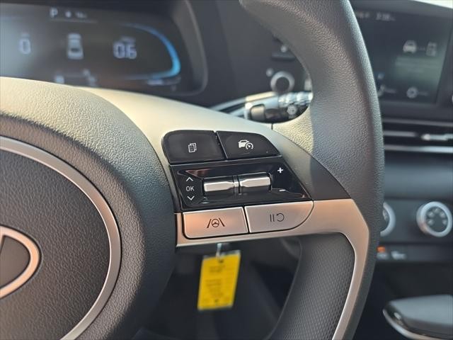 Hyundai Elantra Vehicle Full-screen Gallery Image 12