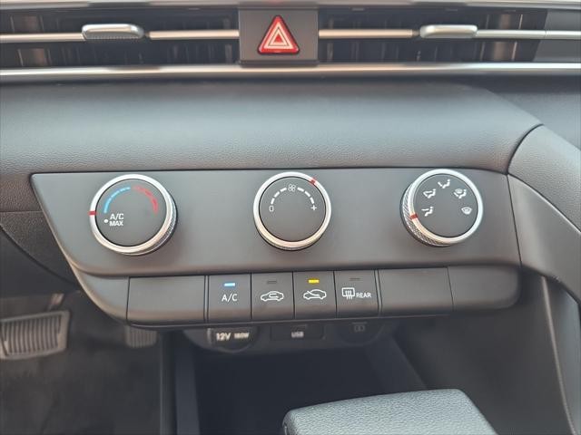 Hyundai Elantra Vehicle Full-screen Gallery Image 16