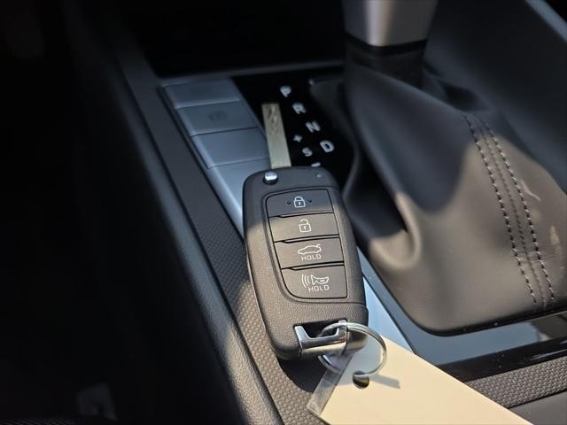 Hyundai Elantra Vehicle Full-screen Gallery Image 18