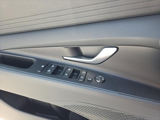 Hyundai Elantra Vehicle Full-screen Gallery Image 19