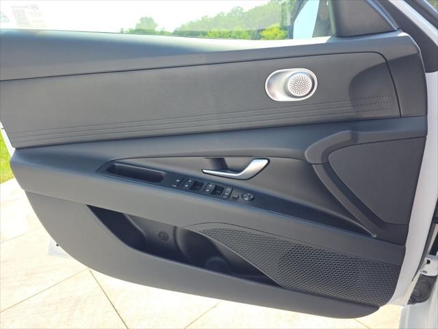 Hyundai Elantra Vehicle Full-screen Gallery Image 20