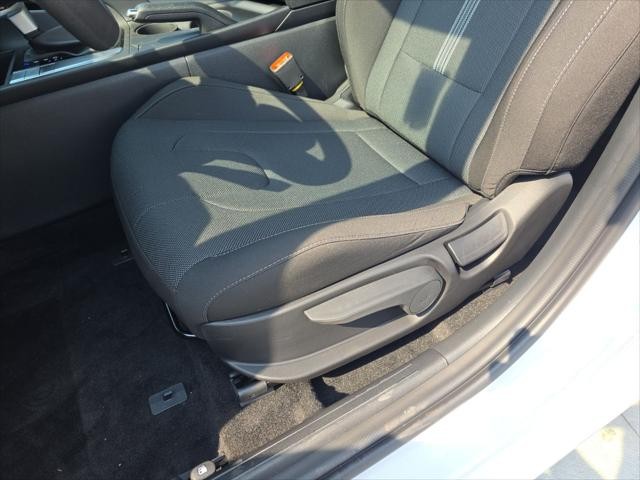 Hyundai Elantra Vehicle Full-screen Gallery Image 21