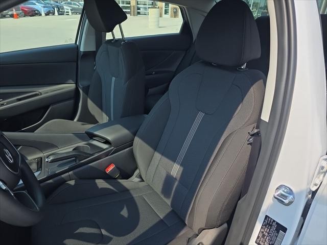 Hyundai Elantra Vehicle Full-screen Gallery Image 22