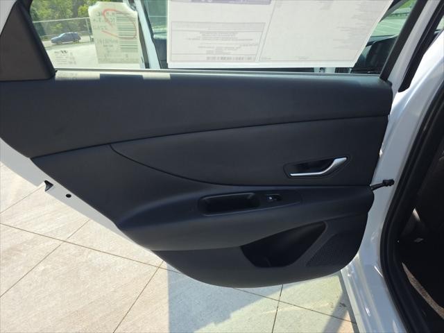 Hyundai Elantra Vehicle Full-screen Gallery Image 23