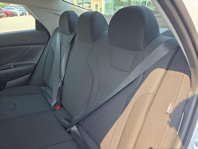 Hyundai Elantra Vehicle Full-screen Gallery Image 25