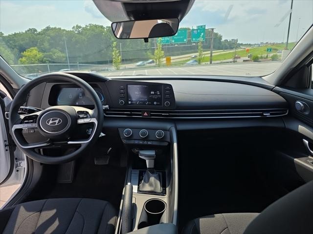 Hyundai Elantra Vehicle Full-screen Gallery Image 26