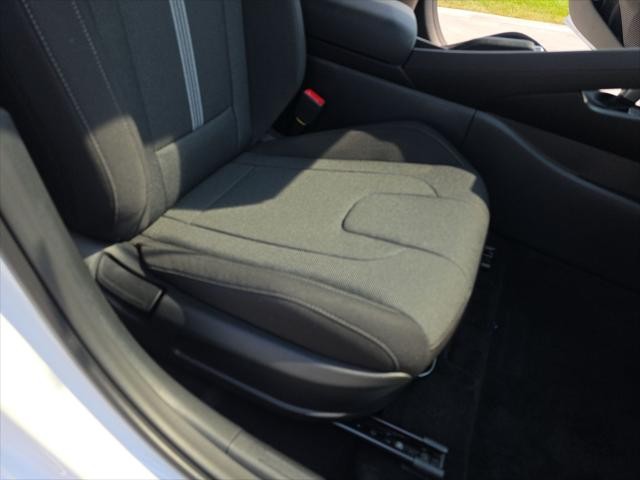 Hyundai Elantra Vehicle Full-screen Gallery Image 27