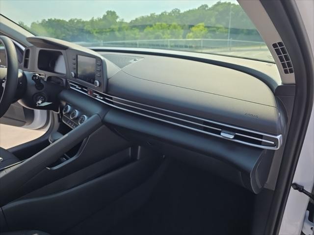 Hyundai Elantra Vehicle Full-screen Gallery Image 28