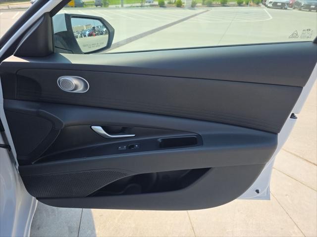 Hyundai Elantra Vehicle Full-screen Gallery Image 29