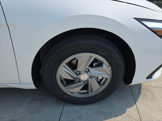 Hyundai Elantra Vehicle Full-screen Gallery Image 30