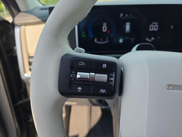 Hyundai Santa Fe Hybrid Vehicle Full-screen Gallery Image 12