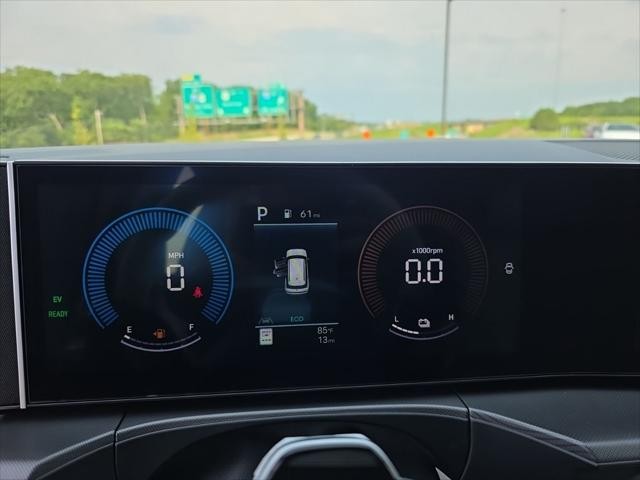 Hyundai Santa Fe Hybrid Vehicle Full-screen Gallery Image 15