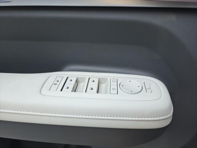 Hyundai Santa Fe Hybrid Vehicle Full-screen Gallery Image 21