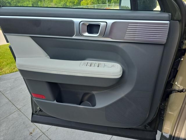 Hyundai Santa Fe Hybrid Vehicle Full-screen Gallery Image 22