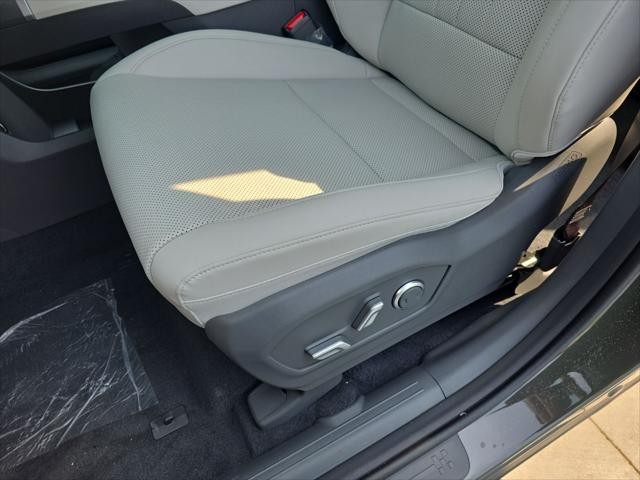 Hyundai Santa Fe Hybrid Vehicle Full-screen Gallery Image 23