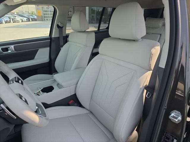 Hyundai Santa Fe Hybrid Vehicle Full-screen Gallery Image 24