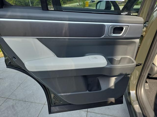 Hyundai Santa Fe Hybrid Vehicle Full-screen Gallery Image 25