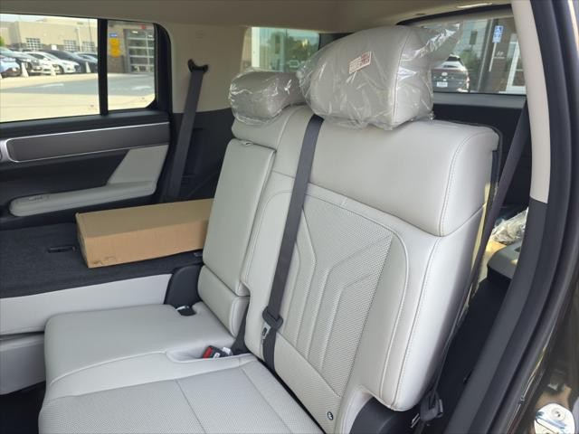 Hyundai Santa Fe Hybrid Vehicle Full-screen Gallery Image 27