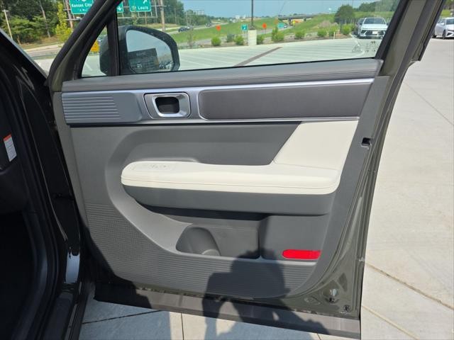 Hyundai Santa Fe Hybrid Vehicle Full-screen Gallery Image 30