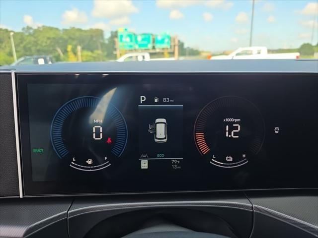 Hyundai Santa Fe Hybrid Vehicle Full-screen Gallery Image 16