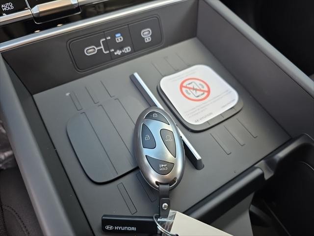 Hyundai Santa Fe Hybrid Vehicle Full-screen Gallery Image 21