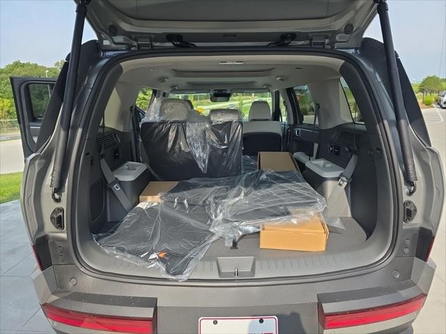 Hyundai Santa Fe Hybrid Vehicle Full-screen Gallery Image 9