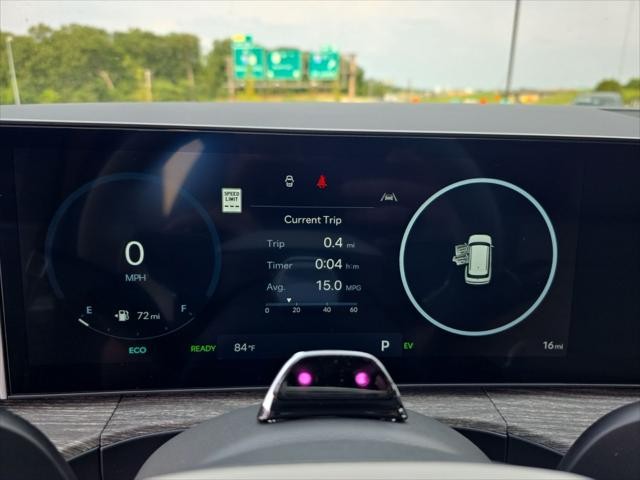 Hyundai Santa Fe Hybrid Vehicle Full-screen Gallery Image 15