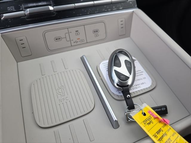 Hyundai Santa Fe Hybrid Vehicle Full-screen Gallery Image 20