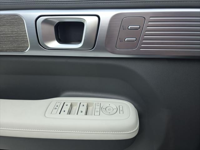 Hyundai Santa Fe Hybrid Vehicle Full-screen Gallery Image 22