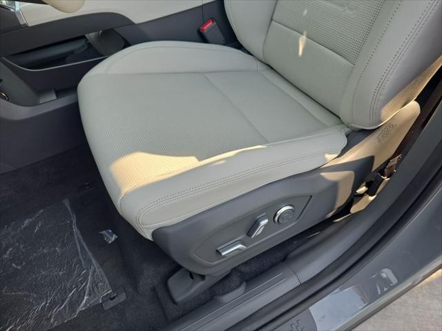 Hyundai Santa Fe Hybrid Vehicle Full-screen Gallery Image 24