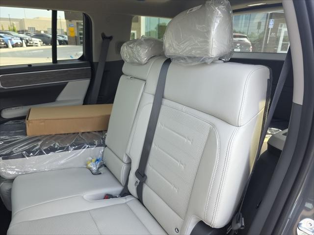 Hyundai Santa Fe Hybrid Vehicle Full-screen Gallery Image 28