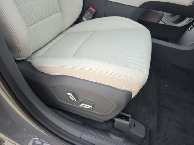 Hyundai Santa Fe Hybrid Vehicle Full-screen Gallery Image 29