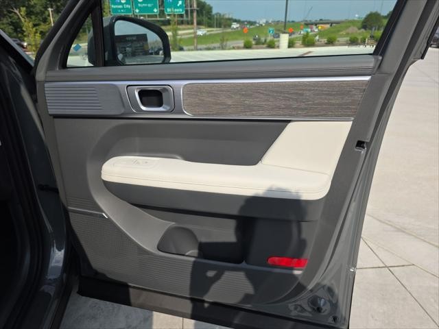 Hyundai Santa Fe Hybrid Vehicle Full-screen Gallery Image 31