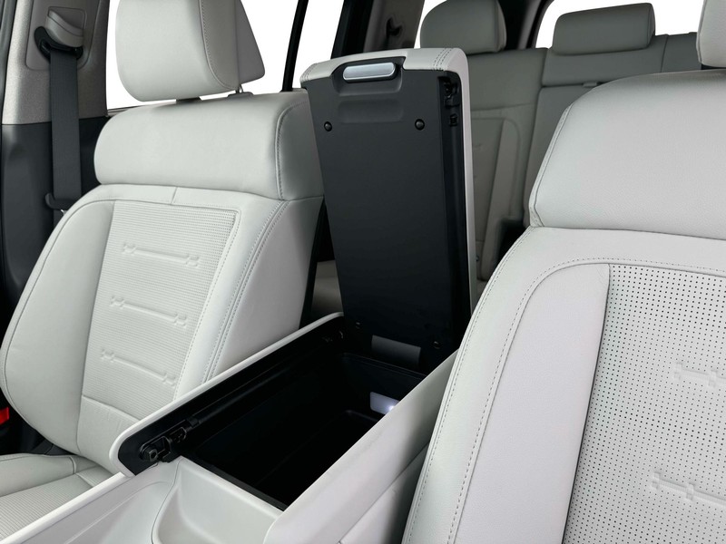 Hyundai Santa Fe Vehicle Full-screen Gallery Image 22