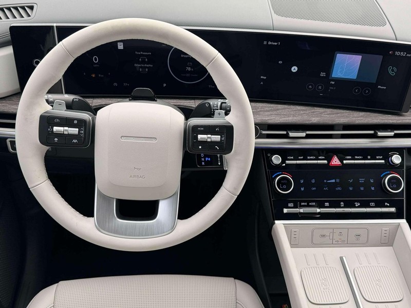 Hyundai Santa Fe Vehicle Full-screen Gallery Image 24