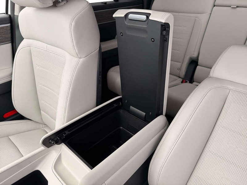 Hyundai Santa Fe Vehicle Full-screen Gallery Image 25