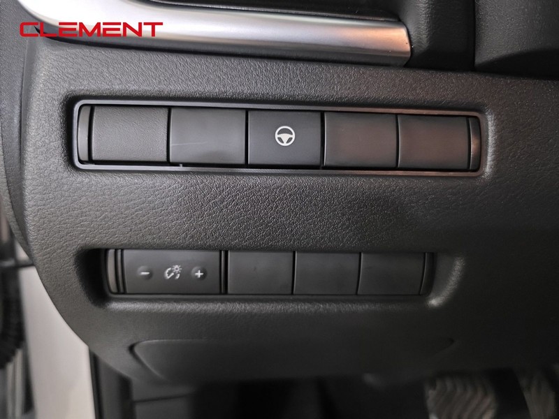 Nissan Rogue Vehicle Image 12