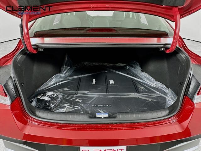 Hyundai Elantra Vehicle Full-screen Gallery Image 9