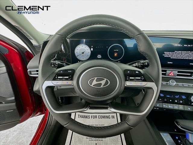 Hyundai Elantra Vehicle Full-screen Gallery Image 13