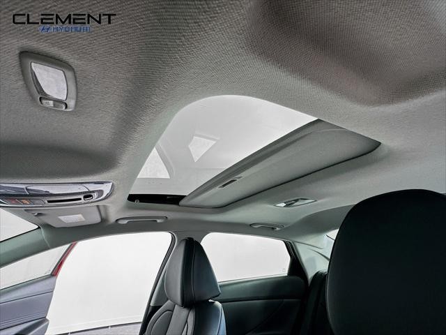 Hyundai Elantra Vehicle Full-screen Gallery Image 22