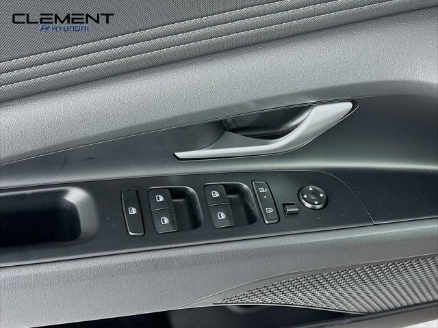 Hyundai Elantra Vehicle Full-screen Gallery Image 24