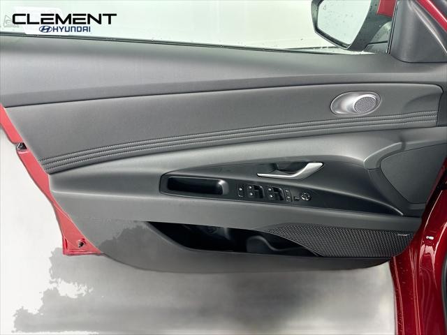 Hyundai Elantra Vehicle Full-screen Gallery Image 25