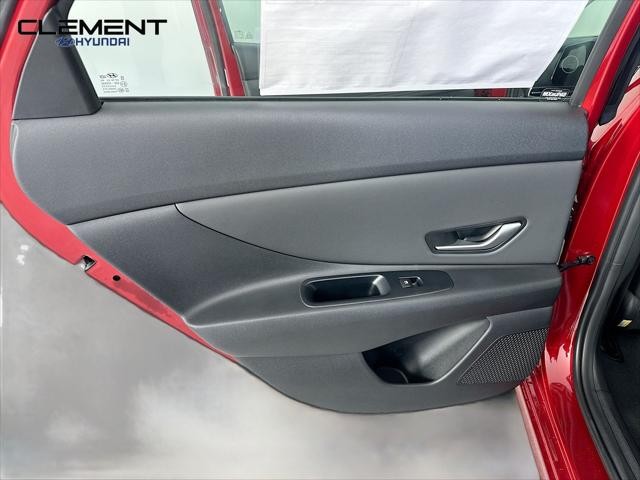 Hyundai Elantra Vehicle Full-screen Gallery Image 28