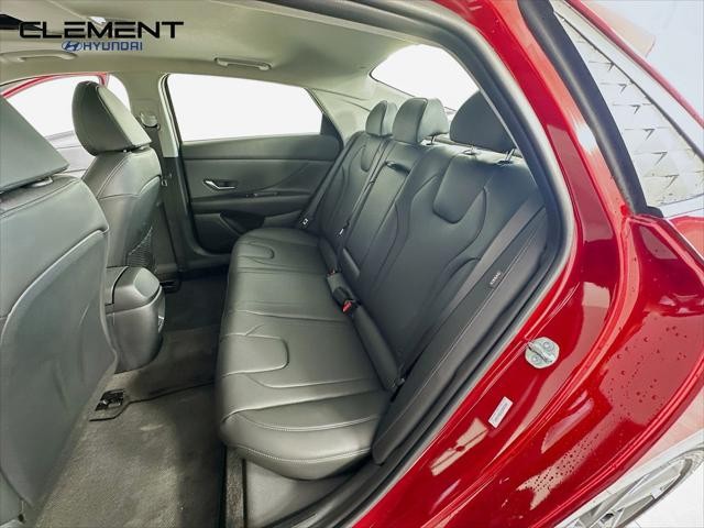 Hyundai Elantra Vehicle Full-screen Gallery Image 29