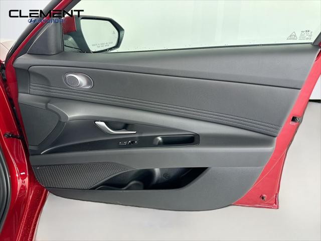 Hyundai Elantra Vehicle Full-screen Gallery Image 32