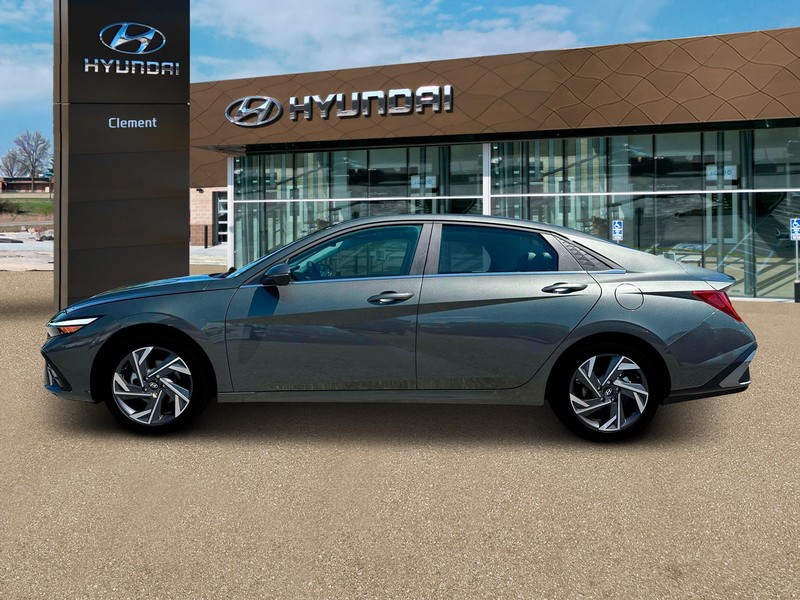 Hyundai Elantra Vehicle Full-screen Gallery Image 3