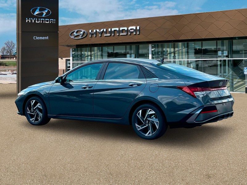 Hyundai Elantra Vehicle Full-screen Gallery Image 4