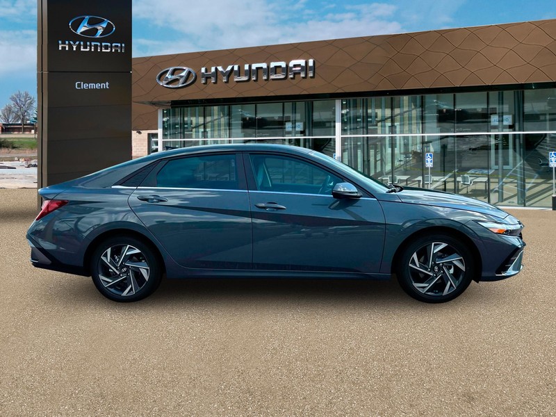 Hyundai Elantra Vehicle Full-screen Gallery Image 9